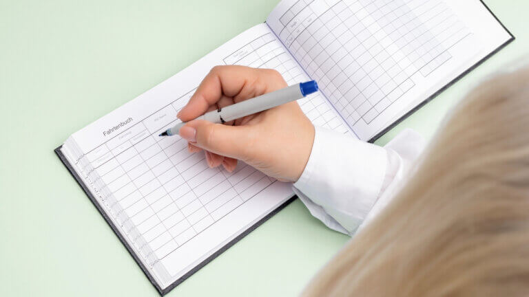 Blog 20 Frau die per Hand Fahrtenbuch ausfüllt Lexware